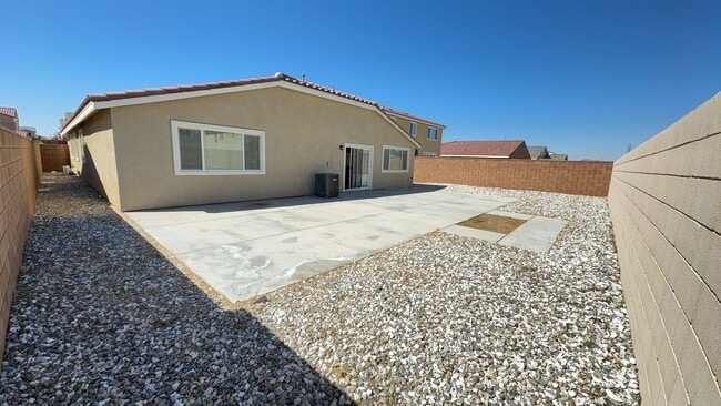 Building Photo - 4 BEDROOM, 3 BATH VICTORVILLE HOME