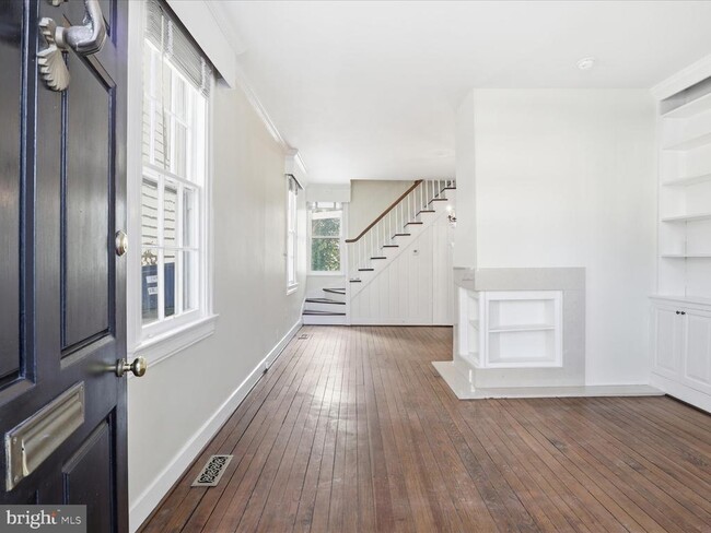 Building Photo - 210 Gibbon St