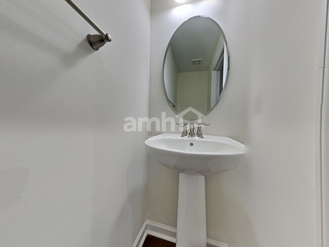 Building Photo - 653 Hamilton Park Dr