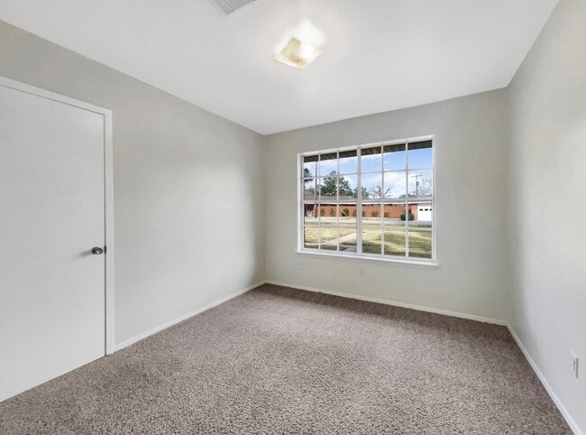 Building Photo - 908 Loggins Dr