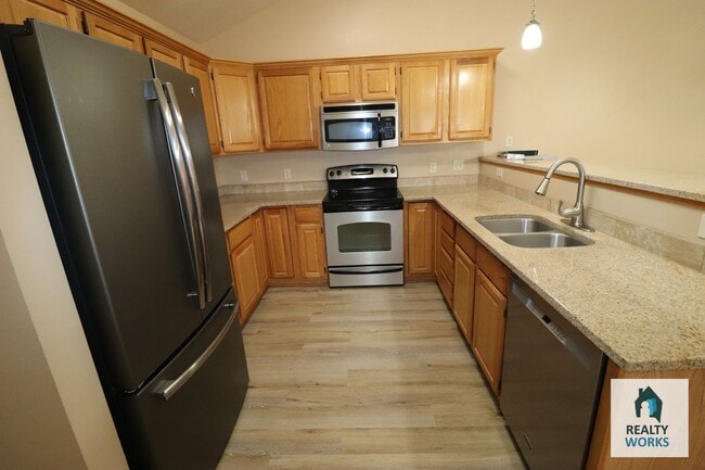 Building Photo - 2 Bedroom 1.5 Bathroom Open Concept Duplex!