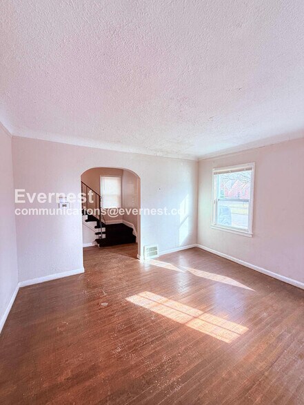 Building Photo - 5747 Lakepointe St