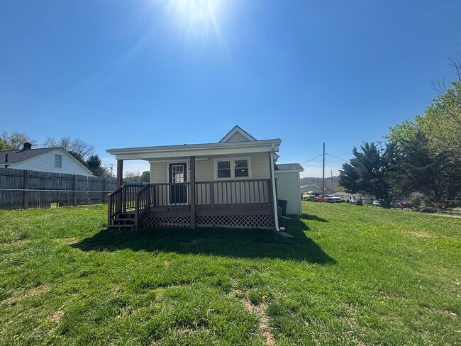 Building Photo - Radford, 2 BR / 1 BA, Available Now