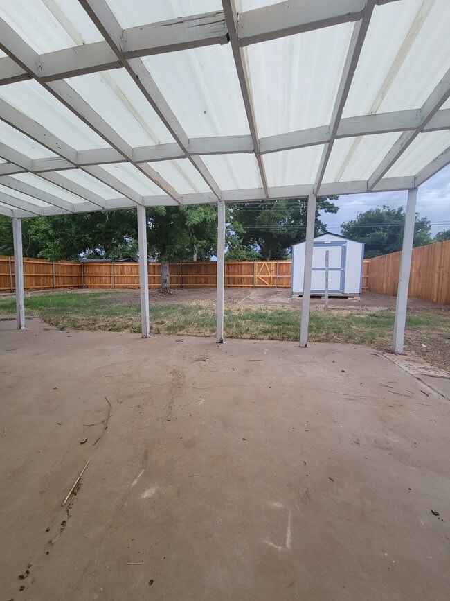 Building Photo - 2801 James Louis Dr