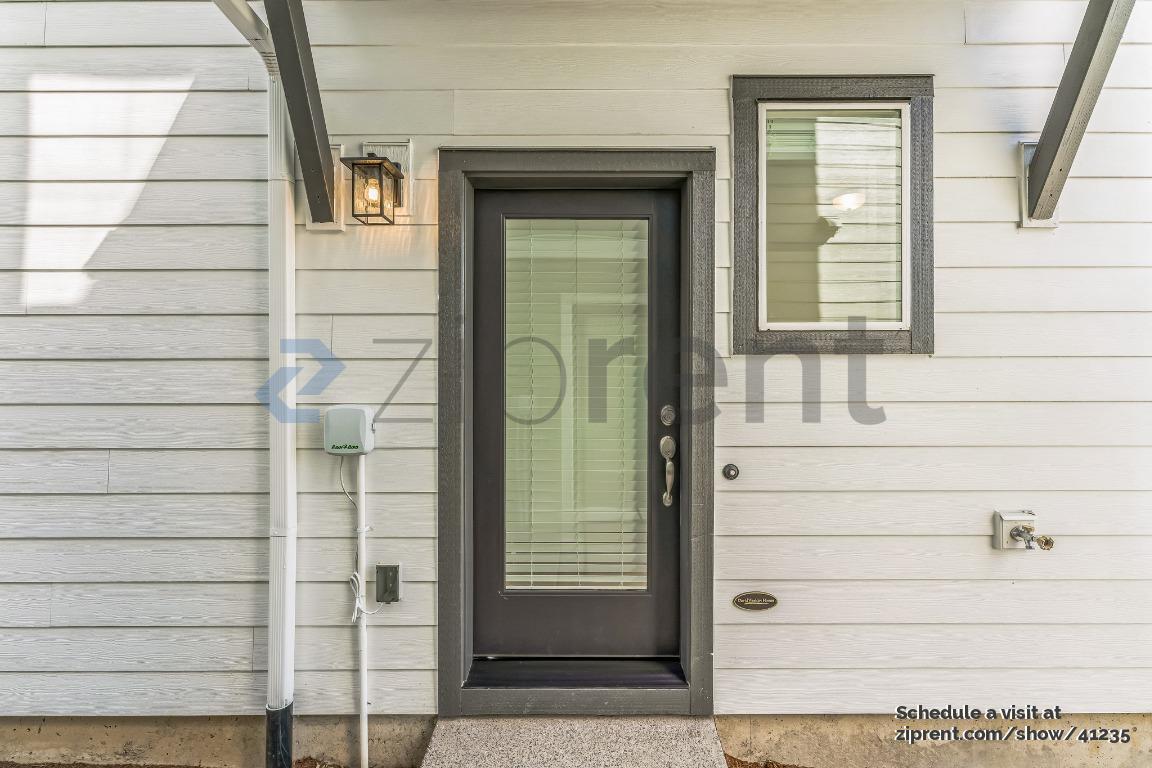 Building Photo - 8457 SE Kinnaman St