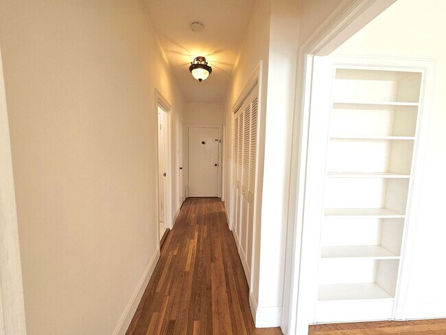 Building Photo - Marina: Bright Top Floor 1 Bed 1 Bath with...
