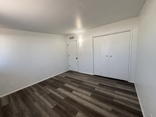 Building Photo - Move in ready 2 bedroom duplex!