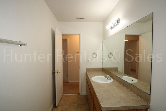 Building Photo - Heights Three-Bedroom Duplex!