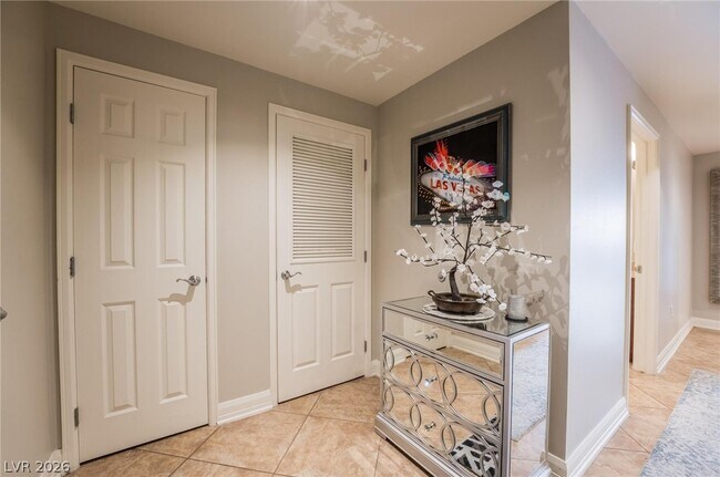 Building Photo - 150 S Las Vegas Blvd