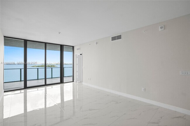 Building Photo - 700 NE 24th St