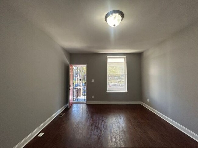 Building Photo - 2 Bedrooms PLUS DEN