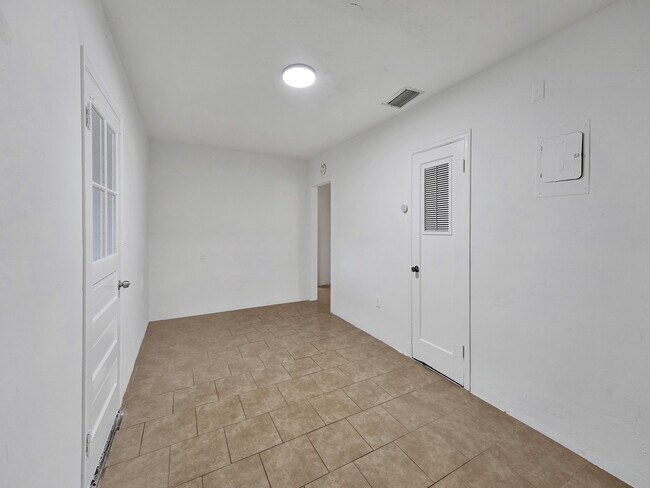 Building Photo - 3226 Oak Ave