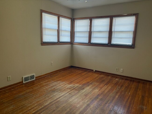 Building Photo - Cute 2 Bedroom 1 Bath Duplex