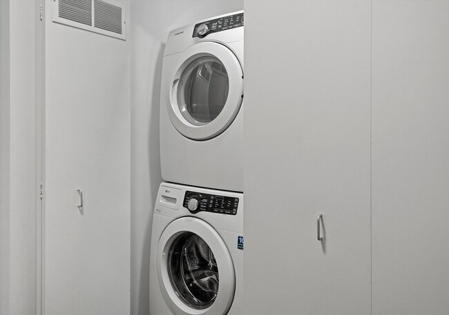 Building Photo - 235 W Van Buren St