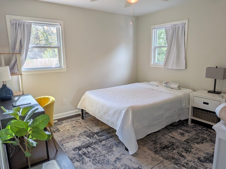 Room for Rent - 4523 W Montague Ave