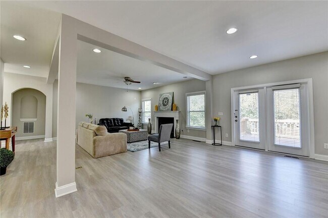 Building Photo - 4805 Shelbourne Dr