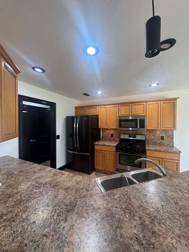 Building Photo - 3 bedroom 2 bath house w/ 2 car garage
