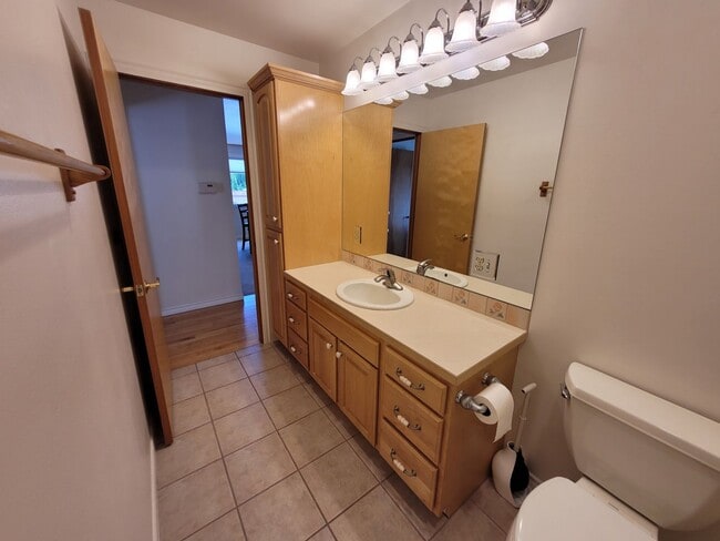 Building Photo - Fully Furnished Cottage 1 Bedroom - Marine Dr