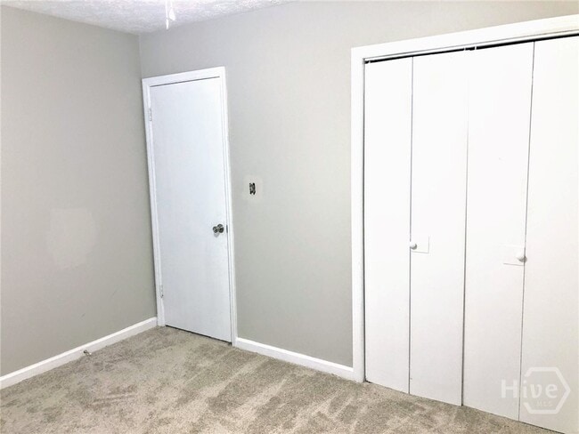 Building Photo - 410 Lexington Heights