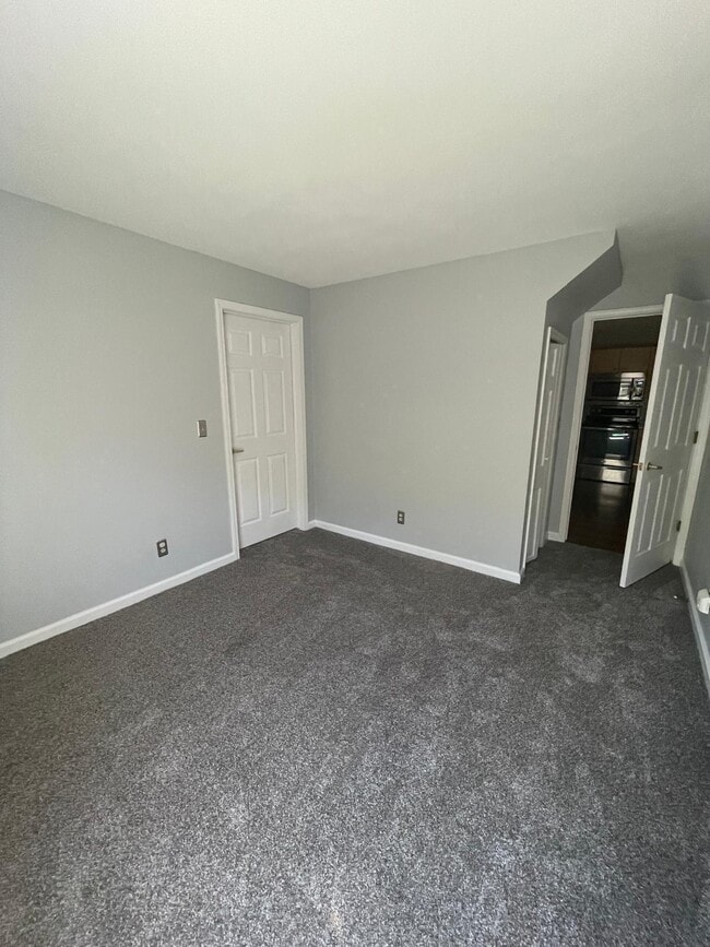 Building Photo - N17W26887 E Fieldhack Dr