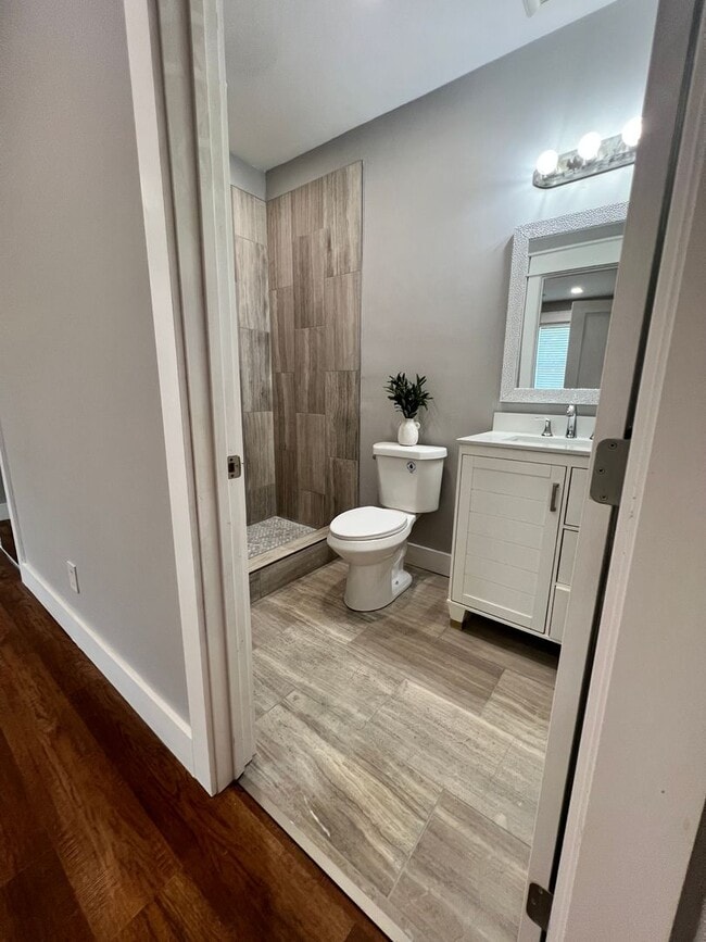 Building Photo - 6 Bedroom in Fort Sanders w/ Ensuite Bathr...