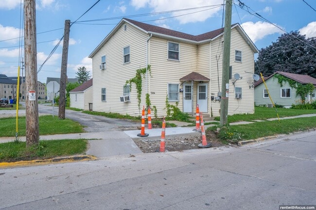 Building Photo - 204 Elm St