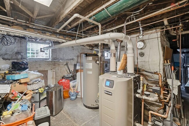 Building Photo - 1220 Louden St