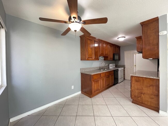 Building Photo - Spacious 2 Bed/ 1 Bath For Rent in Otay Mesa West Avail NOW!