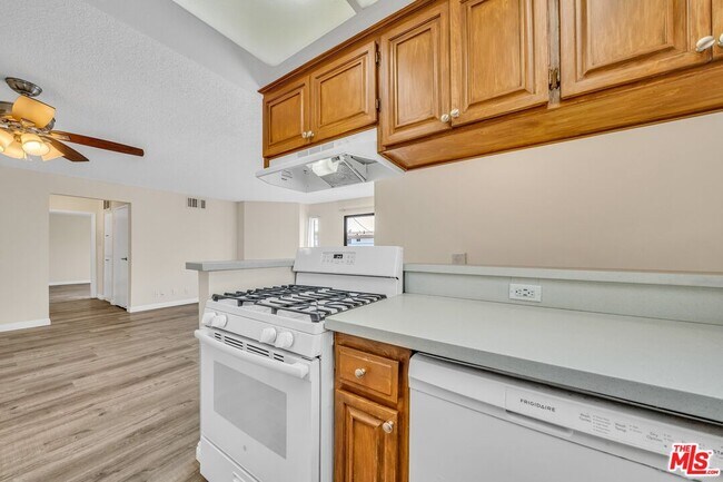 Building Photo - 6212 Fulton Ave