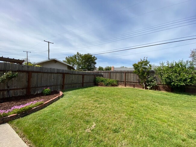Building Photo - Charming 3 Bed, 2 Bath - Gardener Included...
