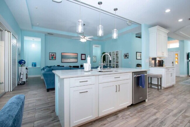 Building Photo - Luxurious 4-Bed Oasis with Outdoor Kitchen...