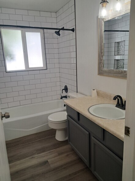 Upstairs bath - 111 Center St