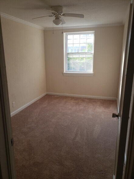 Building Photo - 127 Granby Park Dr