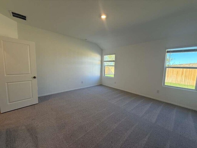 Building Photo - 577 Sormonne Lp