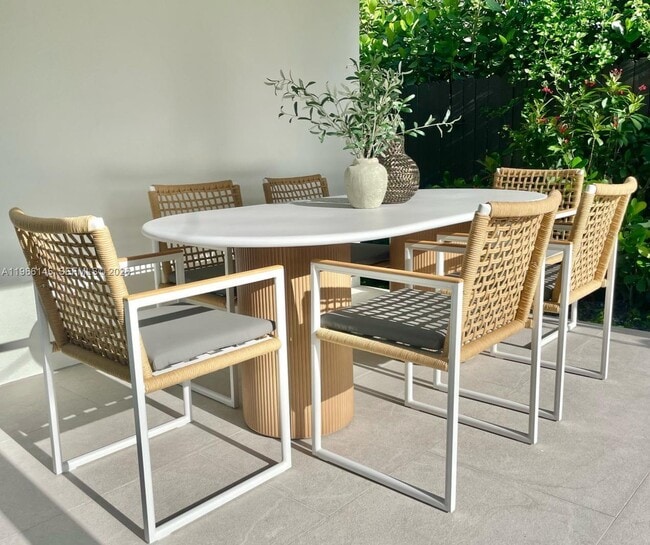 Building Photo - 1420 SW 17th St