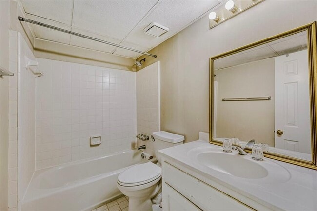 Building Photo - 1111 Lake Washington Dr NW