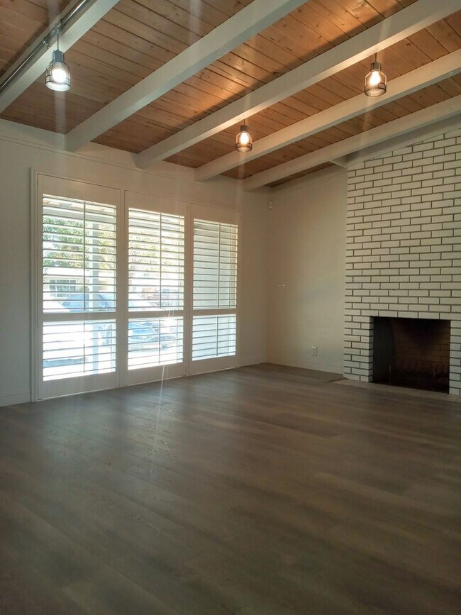 Building Photo - Beautifully Remodeled 2bd Single Story Hou...