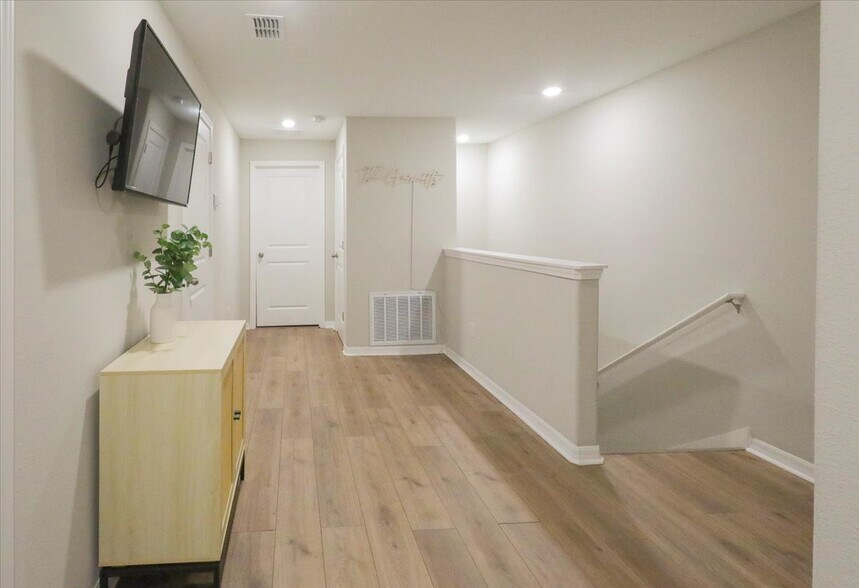 Building Photo - 1595 Cassius St