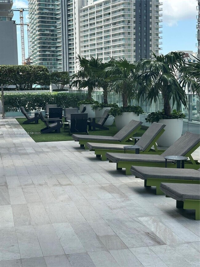 Building Photo - 1010 Brickell Ave