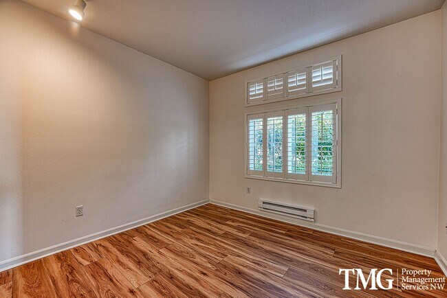 Building Photo - Cute Condo w/ 2 Beds 2 Baths and Patio in Beaverton!