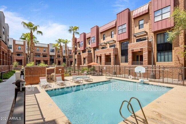 Building Photo - 330 S Farmer Ave