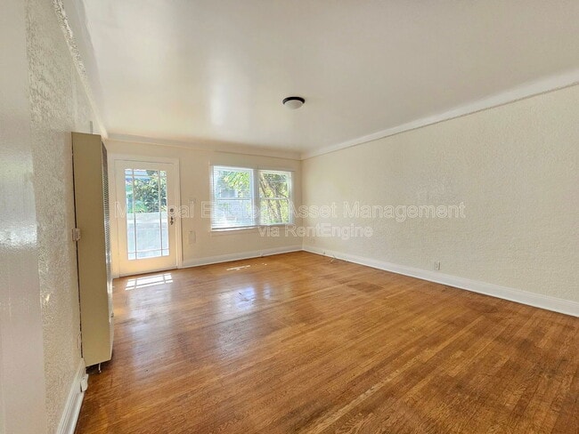 Building Photo - 807 Oro Terrace