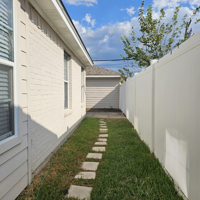 Side View Leading to Backyard - 10126 Galway Dr