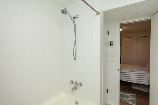 Shower/tub - 402 13th ST NE