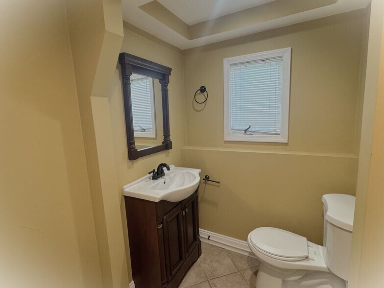 Building Photo - 1508 Lakeview Dr