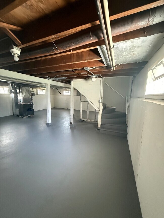 Building Photo - 16963 Shea Ave