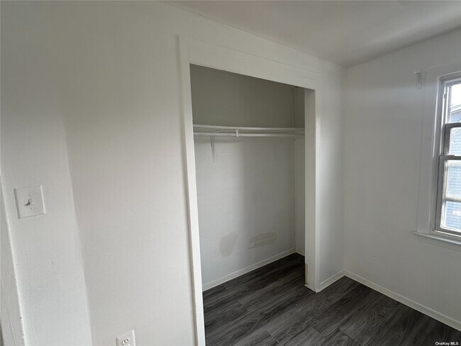 Building Photo - 1322 Commodore Rd