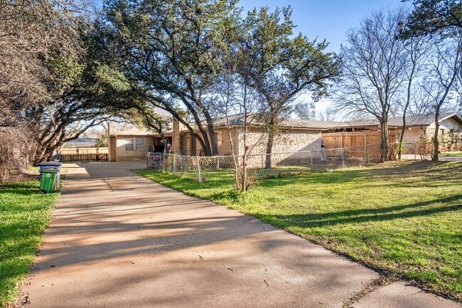 Building Photo - Charming 2 Bedroom, 2 Bath Duplex in a Prime South Austin Neighborhood