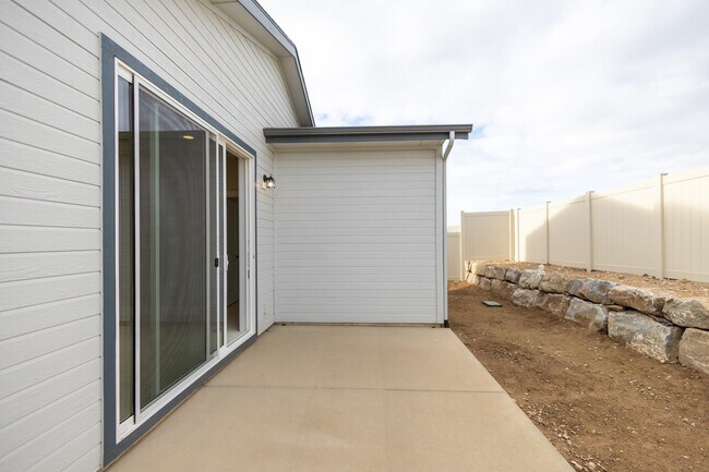 Building Photo - 5558 W Aralia Dr