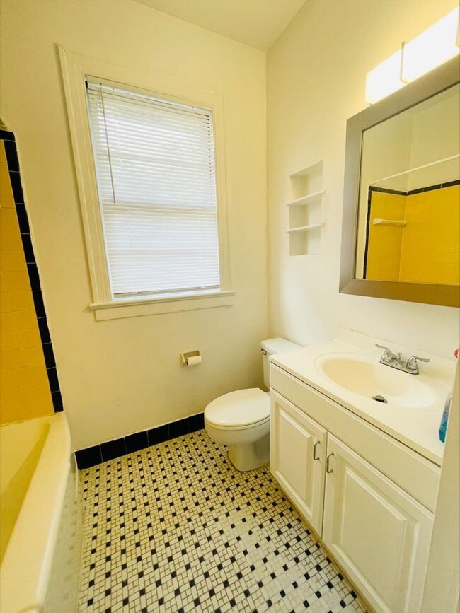 Building Photo - 2748 Vernon Terrace #2 1/1